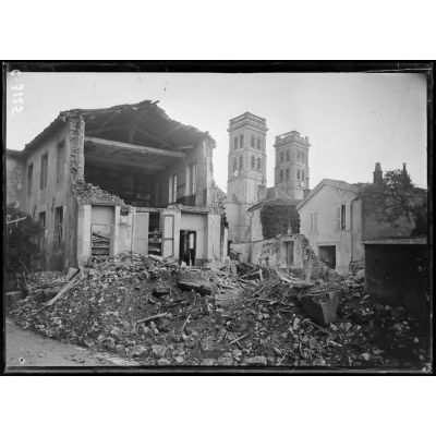 Verdun (Meuse). Ruines, rue des Prêtres et place Chatel. Au fond, la cathédrale. (20.10.16). [légende d'origine]