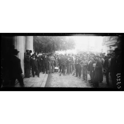 Athènes. Les manifestants attendent l'amiral du Fournet en visite officielle à la mairie. À l'entrée de la mairie. [légende d'origine].