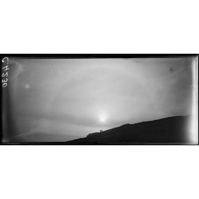 Athènes. Curieux halo solaire de la colline de Strephyx, au fond le Lycabette. [légende d'origine]