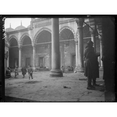 Constantinople. Soldats turcs affamés errants dans la cour de la mosquée Yéni Djami. [légende d'origine]