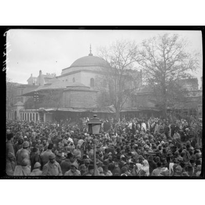 Constantinople. La foule manifeste devant la mosquée Yéni Djami. [légende d'origine]