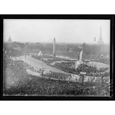 Paris. 14 juillet 1919. Panorama de la place de la Concorde pendant le défilé des troupes. [légende d'origine]