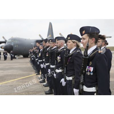 Cérémonie sur la base aérienne (BA) 123 pour l'arrivée de l'avion de transport C-130-J-30 à Orléans-Bricy.