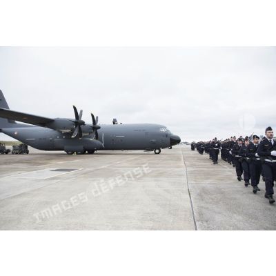 Cérémonie sur la base aérienne (BA) 123 pour l'arrivée de l'avion de transport C-130-J-30 à Orléans-Bricy.