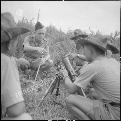 Instruction au mortier de 60 mm donné par le sergent Grosbon à des éléments du bataillon de la garde Thaï de Lai Chau.