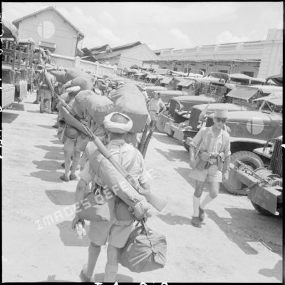 Embarquement de soldats du 11e Tabor dans des camions de transport à l'occasion de leur départ d'Indochine.