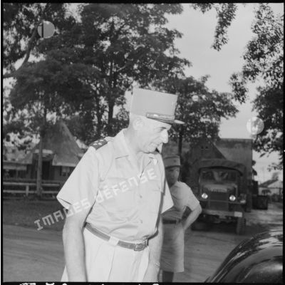 Arrivée du général de corps d'armée de Linarès, commandant les FTNV (forces terrestres du Nord-Vietnam), à une prise d'armes pour la relève du 11e Tabor qui quitte l'Indochine.