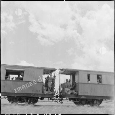 Des soldats du 11e Tabor circulent dans un train, s'apprêtant à quitter l'Indochine.