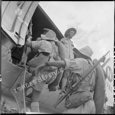 Embarquement de goumiers à bord d'un avion dans le cadre de la relève du 11e Tabor.