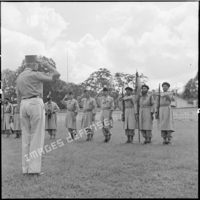 Le général de corps d'armée de Linarès, commandant les FTNV (forces terrestres du Nord-Vietnam), au salut devant des goumiers du 11e Tabor lors d'une prise d'armes pour leur relève.