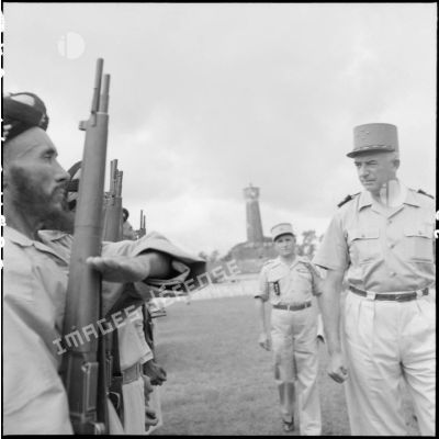 Le général de corps d'armée de Linarès, commandant les FTNV (forces terrestres du Nord-Vietnam), passe en revue les troupes du 11e Tabor lors d'une prise d'armes pour leur relève.