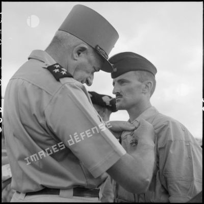 Remise de la croix de guerre par le général de corps d'armée de Linarès, commandant les FTNV (forces terrestres du Nord-Vietnam), à un goumier du 11e Tabor.