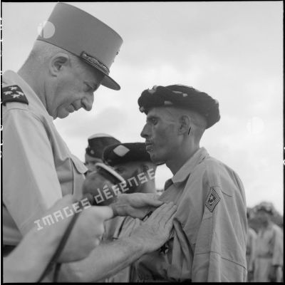 Remise de la croix de guerre par le général de corps d'armée de Linarès, commandant les FTNV (forces terrestres du Nord-Vietnam), à un goumier du 11e Tabor.