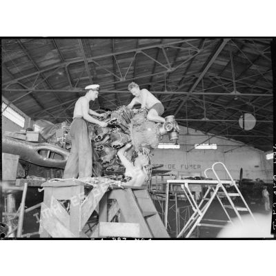 Révision du moteur d'un avion Bearcat du groupe de chasse 1/8 Saintonge à l'intérieur d'un hangar.
