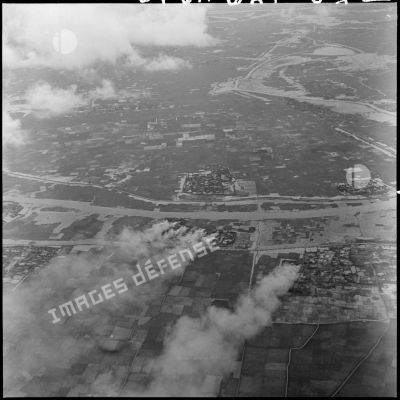 Vue aérienne d'un bombardement au napalm effectué par le groupe de chasse 1/8 Saintonge.