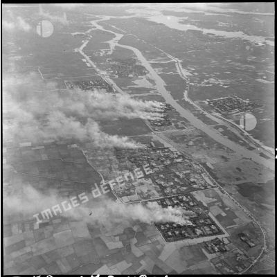 Vue aérienne d'un bombardement au napalm effectué par le groupe de chasse 1/8 Saintonge.