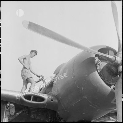 Remplissage des réservoirs d'un avion Bearcat F8F du groupe de chasse 1/8 Saintonge.