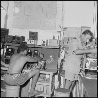 Atelier de réparation radio du groupe de chasse 1/8 Saintonge.