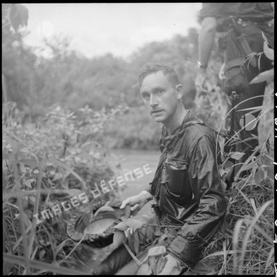 Portrait d'un sergent du commando 16 après le franchissement d'un cours d'eau en zone Viêt-minh.