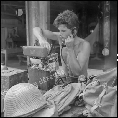 Envoi d'un message radio lors d'une halte au cours d'une opération dans le secteur de Phuc Yen.