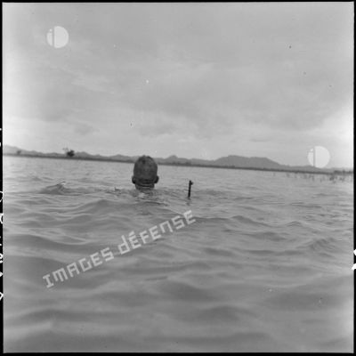 Un élément du 6e BPC (bataillon de parachutistes coloniaux) progresse complètement immergé dans la rizière inondée, à la recherche de partisans du Viêt-minh dissimulés.