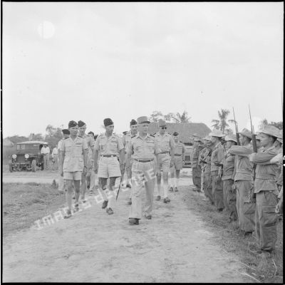 Inspection du général Salan et du général de Linarès à la 2e DMT (division de marche du Tonkin).