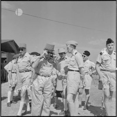 Inspection du général Salan et du général de Linarès à la 2e DMT (division militaire territoriale).