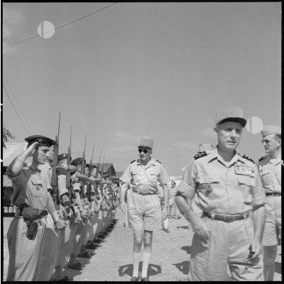 Inspection du général Salan et du général de Linarès à la 2e DMT (division de marche du Tonkin).