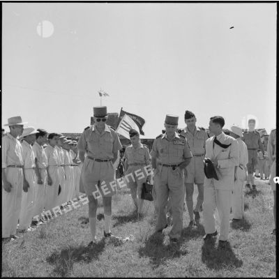 Le général Salan et le général de Linarès rencontrent des notables du secteur de Haiduong au cours d'une inspection à la 2e DMT (division de marche du Tonkin).