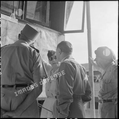 Briefing à l'attention du général de Linarès et du ministre italien Vitale Gallina, au cours d'une inspection dans le secteur de Phu-Lo et Phuc-Yen (Tonkin).