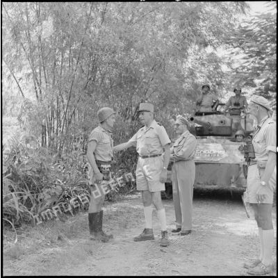 Le général de Linarès s'entretient avec un un élément de la cavalerie lors d'une inspection dans le secteur de Phu-Lo et Phuc-Yen (Tonkin).