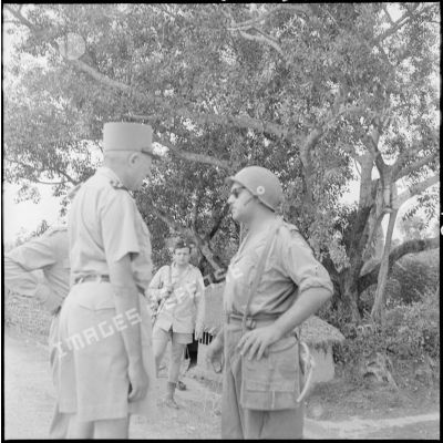 Le général de Linarès et le ministre italien Vitale Gallina s'entretiennent avec un soldat au cours de leur inspection dans les secteurs de Phu-Lo et Phuc-Yen (Tonkin).