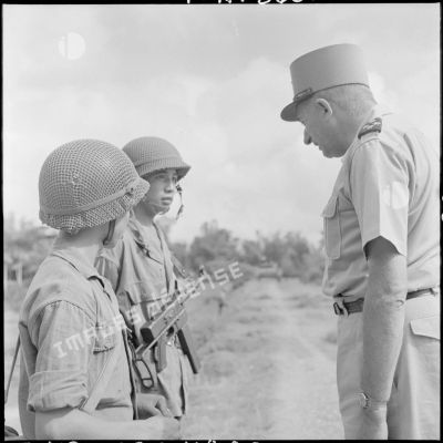 Le général de Linarès s'entretient avec des soldats indochinois au cours d'une inspection dans les secteurs de Phu-Lo et Phuc-Yen (Tonkin).