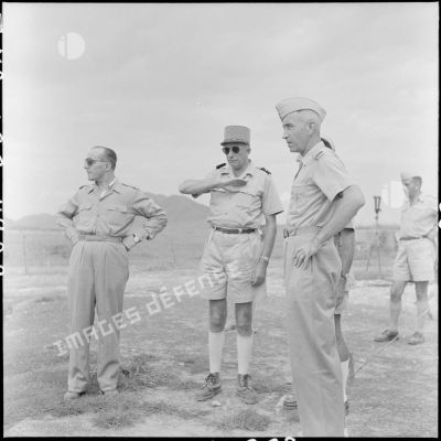 Le colonel de Linarès et le ministre italien Vitale Gallina poursuivent leur inspection dans le secteur de Phu-Lo et Phuc-Yen.