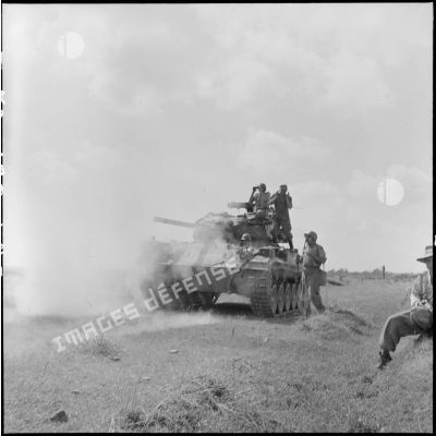 Un char léger Chaffee M24 fait feu dans le secteur de Phu-Lo et Phuc-Yen (Tonkin).