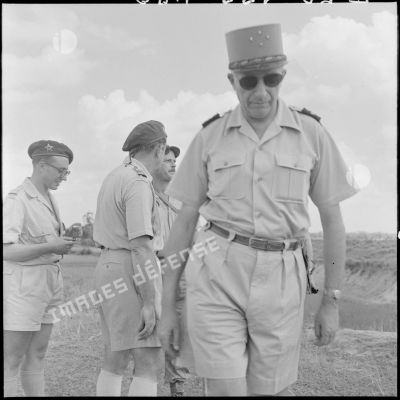 Le colonel de Linarès, commandant les FTNV (forces terrestres du Nord-Vietnam), au cours de sa visite officielle dans le secteur de Phu-Lo et Phuc-Yen (Tonkin).