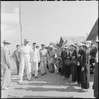 Arrivée du général de Linarès à Kobe, village de réfugiés Muong.