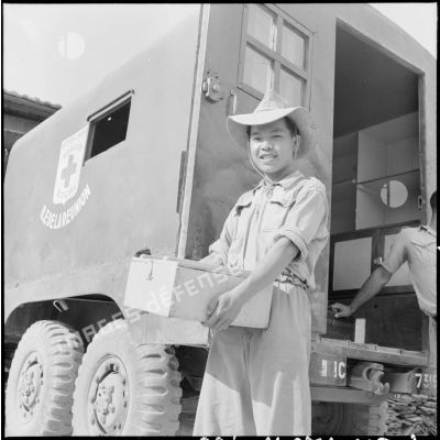 Déchargement du camion de l'équipe cinéma itinérante "Ile de la Réunion" du service social des FAEO (Forces armées d'Extrême-Orient) par un partisan au poste de My Do.