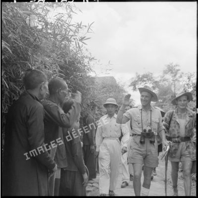 Le chef d'escadron Raffalli, commandant le 2e BEP (bataillon étranger de parachutistes), entre dans Cao Xa avec ses légionnaires parachutistes et répond aux salutations de la population.