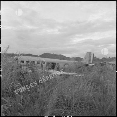 Un avion Junkers Ju-52 accidenté sur la piste de Na San.