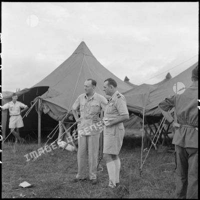 Monsieur de Chevigné, secrétaire d'Etat à la guerre, et le colonel Gilles, commandant le camp de Na San, s'entretiennent devant le PC opérationnel.