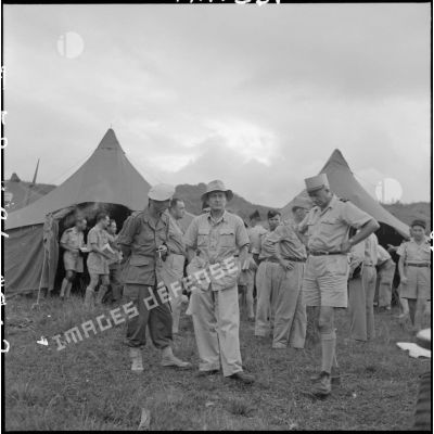 Monsieur de Chevigné, secrétaire d'Etat à la guerre et le général de Linarès, commandant les FTNV (forces terrestres du Nord-Vietnam), devant le PC opérationnel de Na San.