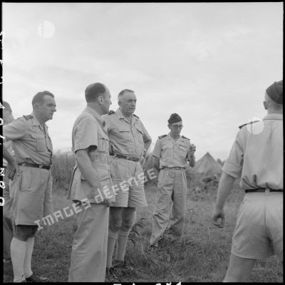 Monsieur de Chevigné, secrétaire d'Etat à la guerre et le général de Linarès, commandant les FTNV (forces terrestres du Nord-Vietnam), devant le PC opérationnel du colonel Gilles à Na San.