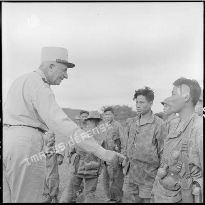 Le général de Linarès rencontre des parachutistes du 6e BCP (bataillon de parachutistes coloniaux).