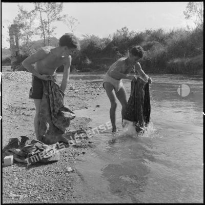 Des parachutistes du 6e BPC (bataillon de parachutistes coloniaux) faisant leur lessive dans un cours d'eau.
