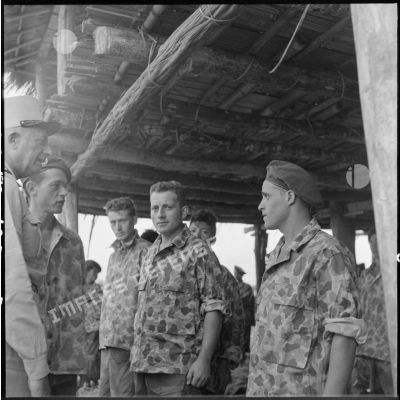 Le général de Linarès rencontre des parachutistes du 6e BCP (bataillon de parachutistes coloniaux).