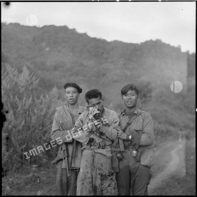 Retour d'un blessé du commando 45 à la suite d'une embuscade près du poste de Moc Chau.