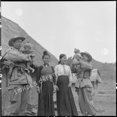 Des soldats autochtones avec leur famille avant le départ en patrouille.