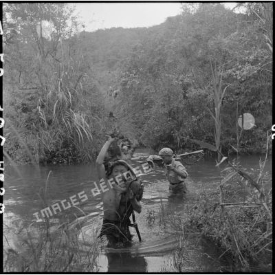 Franchissement d'une rivière par un commando lors d'une patrouille en pays Thaï.
