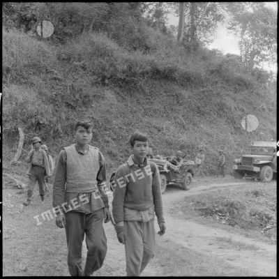 Deux partisans du Viêt-minh faits prisonniers lors d'un accrochage en pays Thaï.